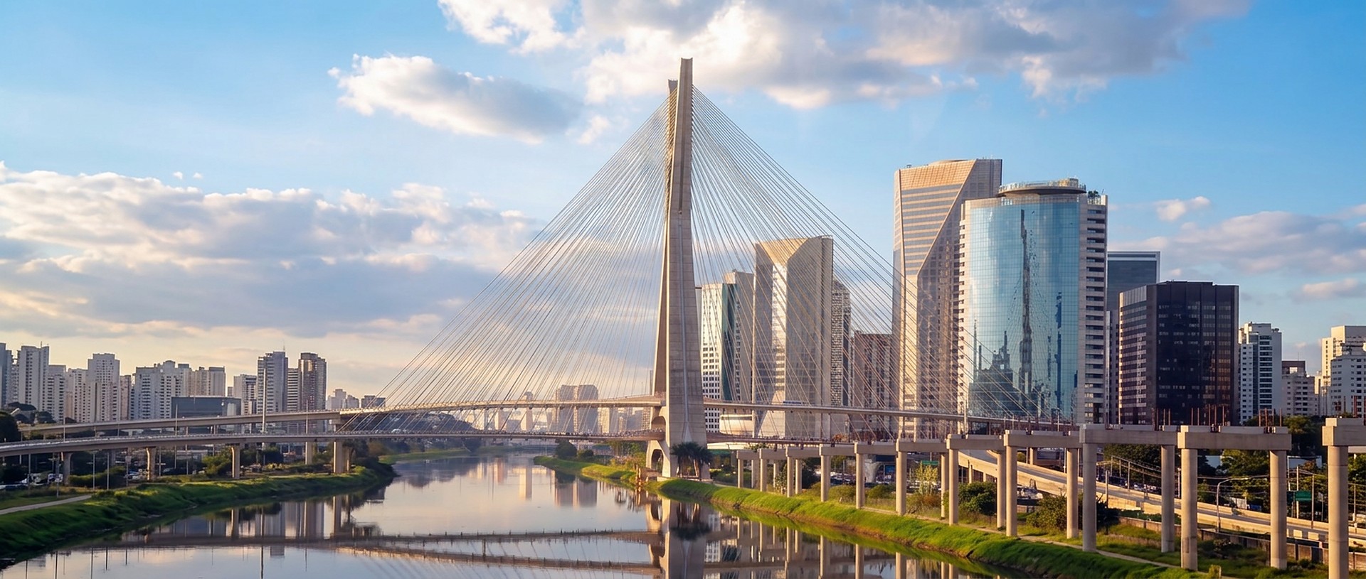 Ponte Octávio Frias de Oliveira ao entardecer, com os edifícios corporativos de São Paulo ao fundo
