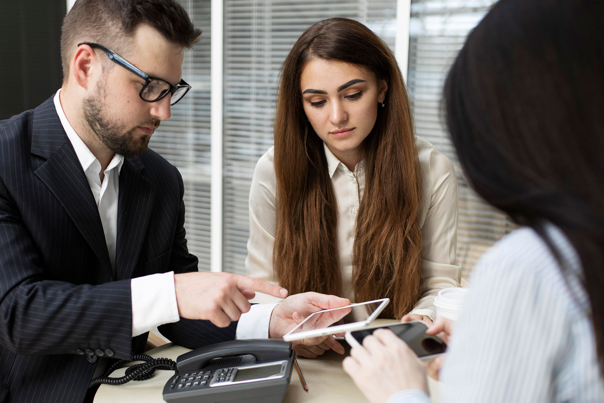 Equipe corporativa reunida analisando informações em um tablet